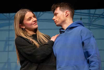 Hannah Fickert und Fynn Ebert vom Julius-Mosen-Gymnasium Oelsnitz bei den Proben zum Bühnenstück „Gleich geht's los". Die Schüler der 12.Klasse präsentieren die Komödie am Mittwoch und Donnerstag jeweils 19.30 Uhr im König-Albert-Theater in Bad Elster.