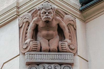 Ein Satyr, ein Fabelwesen? Viele Figuren lassen sich an der Fassade der Villa entdecken.