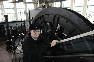 Die Technik im Förderturm ist wieder in Betrieb – im Bild Matthias Hempel vom Team der Kohlewelt.