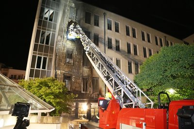 Die Flammen griffen auf die Gebäudefassade und die Einfahrt zu einer Tiefgarage über.