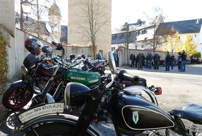 Die Biker, die auch zu kleinen Rundfahrten aufbrachen, mussten sich am Eingang von Schloss Wildeck registrieren. 
