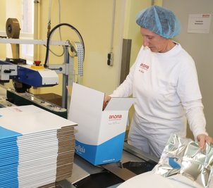 Michaela Möller, Springer-Linienführerin bei Anona, verpackt die Beutel mit der Schokoladen-Softeismischung.