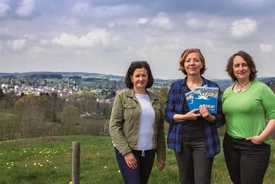 Die neue Broschüre "Vereint in Adorf/Vogtland" wird am Samstag von 11 bis 16 Uhr mit einem Vereinsfest in Adorf gefeiert. Inhalt und Gestaltung des Druckwerkes lagen in den Händen von Grafikerin Andrea Zettl, Bianca Jahn von der Möglichmacherei und Antje Goßler, Hauptamtsleiterin in der Stadtverwaltung (von links).