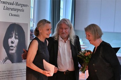 Martina Klüver nahm den Irmtraud-Morgner-Literaturpreis stellvertretend aus den Händen von Egmont Elschner und Ulrike Brummert (von links) entgegen.
