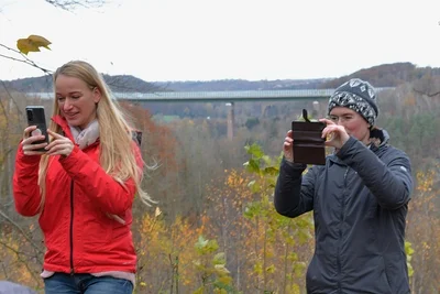 Caroline Grahl (l.) und Stadträtin Susan Ralle fotografierten den Festakt an der Amalie-Höhe. 