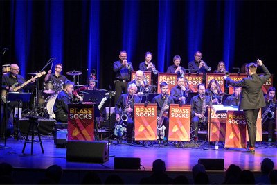 Die Big Band Brasssocks aus Klingenthal unter der Leitung von Niklas Liebscher gab am Sonntagnachmittag ein mitreißendes Konzert im König-Albert-Theater Bad Elster.