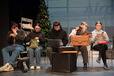 Insgesamt 23 Schüler der zwölften Klasse des Julius-Mosen-Gymnasium stehen bei ihrem Bühnenstück „Gleich geht's los" im König-Albert-Theater in Bad Elster auf der Bühne.