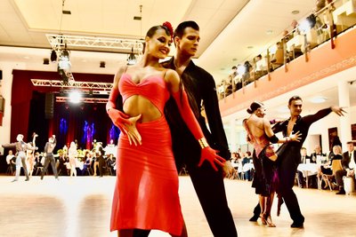 Internationale Tanzpaare zeigten beim Turnier in Limbach-Oberfrohna in den lateinamerikanischen Tänzen ihr Können.