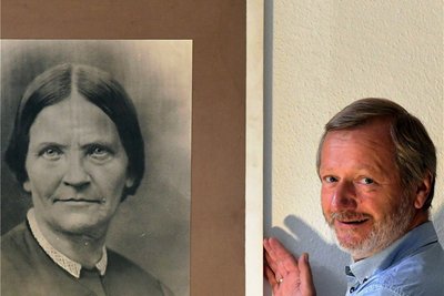 Festjahr-Organisator Dietmar Lippert zeigt in der Gedenkstätte ein Bild von Amalie Dietrich.