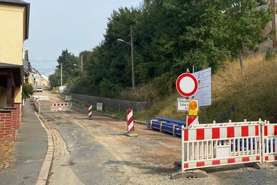 An der Kreuzung von Joppenberg und Kreuzleite. Weil dort bei vollem Baustellenbetrieb niemand mehr zur Randsiedlung kommt, fuhren viele die Kreuzleite hoch bis zum Rebhühnerweg und dort aufs Feld.