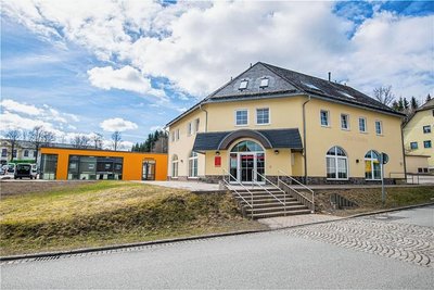 Blick auf das neue Rathaus in Johanngeorgenstadt. 