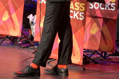 Oben schwarz und unten farbige Socken – das optische Markenzeichen der Brasssocks.