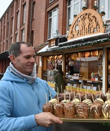 Schausteller Ronny Stransky ist mit seinen Süßigkeiten vor dem Rewe-Einkaufsmarkt in Burgstädt anzutreffen. Eigentlich wollte er auf dem Schneeberger Weihnachtsmarkt sein. 