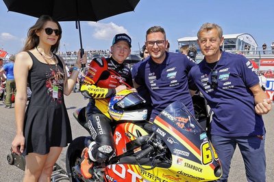 Joel Kelso mit Florian und Ingo Prüstel (von links) und der frisch lackierten CFMOTO in der Startaufstellung zum Moto3-Rennen. 