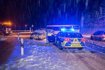 Auch in Zwönitz auf der S268 krachte es am Freitag auf schneebedeckter Straße.