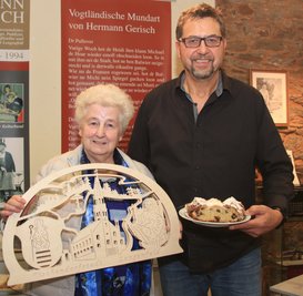 Monika Sillge aus Waldkirchen mit dem Organisator der Stollenverkostung, Thomas Pollrich vom Vorstand des Fördervereins. 