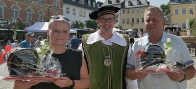 Christin Georgi und Frank Scharschmidt (rechts) wurden von Bürgermeister Alexander Troll (Mitte) mit dem Kniebügel ausgezeichnet. 