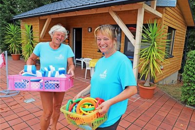 Schwimmmeisterin Ute-Christiane Lauerwald (l.) und Vereinschefin Ute Flemming freuen sich auf das Fest im Badepark Reinsberg. Foto: Wieland Josch