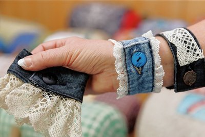 Selbst für den ausgedienten Hosenbund einer alten Jeans findet sich eine neue Idee. Daraus lassen sich, verziert mit alten Klöppelspitzen, Armbänder machen.