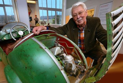 Der Zwickauer Lothar Kahle schaut sich in Gelenau den nachgerüsteten Motor in seinem 1954 gebauten Auto an.