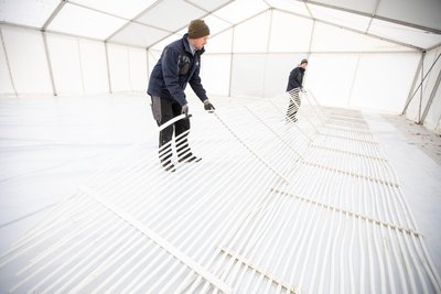 Monteure des Unternehmens kW-rent Eisarena verlegten jetzt Matten, die aus Kühlmittel-Rohren bestehen.