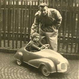 1954 lässt der Konstrukteur seinen Neffen im Prüfungsauto fahren.