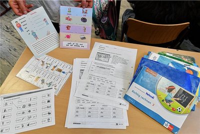 Neben Arbeitsblättern, die den Lehrplan ergänzen, gibt es verschiedene Materialien, die den Kindern beim Erlernen der deutschen Sprache helfen. 