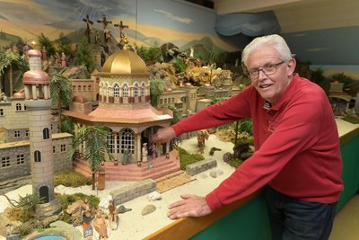 Am Niederwürschnitzer Weihnachtsberg: Peter Franke vom Weihnachtsberg- und Schnitzverein.