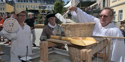 Hannes Schwabe, Michael Mucha und Detlef Hey (von links) vom Verein Alte Salzstraße Halle - Prag beim Salzsieden. 