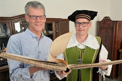 Egbert Geier (links) und Alexander Troll haben in historischen Dokumenten geblättert.