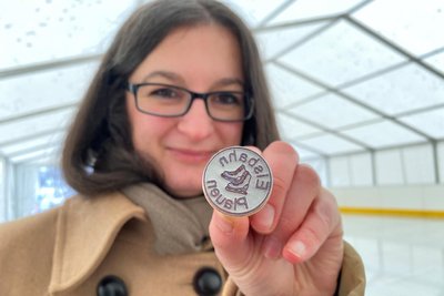Plauens Stadtsprecherin Nadine Läster zeigt den Eintrittsstempel für die Eisbahn. Der ist ein Plauener Original und stammt von Fahnen-Fassmann.