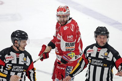 Ein Bild mit Symbolcharakter: Eispiraten-Kapitän Denis Shevyrin ärgert sich über die Referee-Entscheidung.