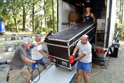 Premiere für die Compagnie Pas de Deux 2023 in Augustusburg: Joachim Schaal, Klaus-Peter Drechsel und Michael Friedl packen beim Aufbau mit zu. Martin Del Torre gibt Hinweise aus dem Lkw.