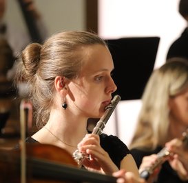 Magdalena Greuner beim Eröffnungskonzert der Jungen PhilharmonieAugustusburg im Juni in der Augustusburger Stadtkirche. 