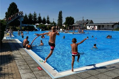 Bei 32 Grad Celsius im Schatten hieß es am Dienstag für die knapp 500 Besucher des Venusberger Freibads nur noch eins: Ab ins Wasser, das mit 22 Grad Celsius genügend Abkühlung zu bieten hatte.
