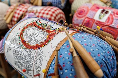 Natürlich kommt auch das traditionelle Klöppeln in der Klöppelschule nicht zu kurz.