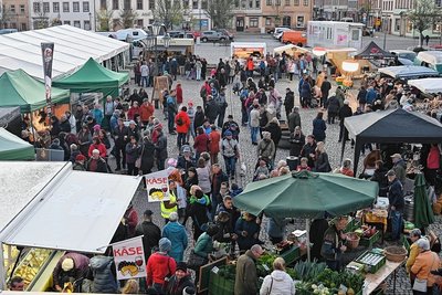 Bereits zur Eröffnung um 16 Uhr strömten Gäste auf den Marktplatz, wo etwa 20 Händler regionale Produkte und Waren anboten. 