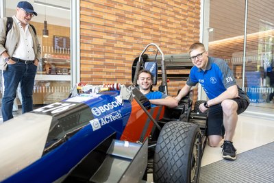 So sehen Sieger aus: Kevin Speiser und Eric Weidehaas wollen mit dem Racetech-Team den Wagen wieder ganz nach vorn bringen.