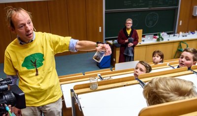 Experimente rund ums Wasser führten die Professoren Röbbe Wünschiers und Ralf Hartig (hinten) während der Kinderuni-Vorlesung 2019 an der Hochschule in Mittweida vor. 