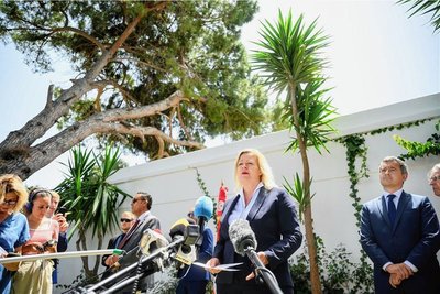 Bundesinnenministerin Nancy Faeser (Mitte) und und ihr französischer Amtskollege Gérald Darmanin (rechts) äußern sich nach ihren Gesprächen mit der tunesischen Regierung über ihre Beratungen über Migration in der Hauptstadt Tunis. 