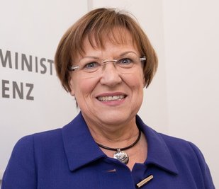 Brunhild Kurth, Kultusministerin