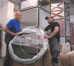 TME-Mitarbeiter Matthias Fischer (l.) und Fertigungsleiter Sven Jurich prüfen die Montageschritte an einem Spielturm. 