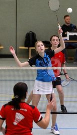 Hannah Stephan (blaues Trikot) und Jason Niclas Brehm von der SG Meerane 02 trafen im Mixed-Doppel unter anderem auf ihre Mannschaftskameradin Laura Rudel (vorn). 