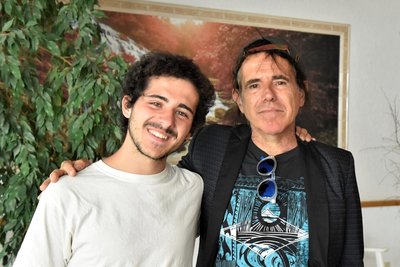 Andrea Satta (rechts), der Initiator der Radtour, mit seinem Sohn Lao kurz nach der Ankunft im Hotel Lengenfelder Hof.