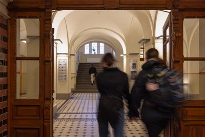 An vielen Gymnasien wie an der Evangelischen Schulgemeinschaft Erzgebirge finden gerade Abiturprüfungen statt.