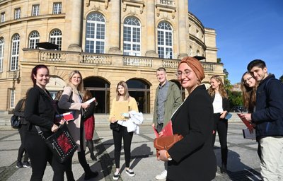 Mariam Arnold (vorn rechts) kam aus Berlin an den Medizincampus nach Chemnitz. Bei der Eröffnungsfeier im Opernhaus traf sie am Freitag Mitstudierende. Am Klinikum Chemnitz, sagt die 24-Jährige, "haben die Leute total Lust, mit uns zu arbeiten - uns etwas zu zeigen". 