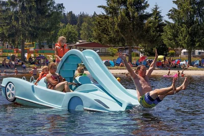 Längst kein Geheimtipp mehr an heißen Tagen, sondern einer der beliebtesten Anlaufpunkte: der Greifenbachstauweiher. Auch Familie Schneider aus Lengefeld hat am Dienstag eineTreitbootfahrt übers Wasser genossen. Foto: Ronny Küttner