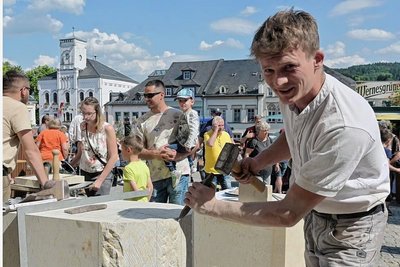 Steinmetz Georg Ahner von der Steinmetz-Werkstatt Scheunert in Stollberg wirkt am Meilenstein mit.