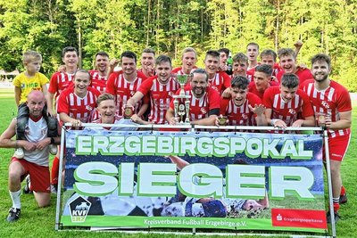 So sehen Double-Sieger aus: Der FC Stollberg sichert sich nach der Meisterschaft in der Erzgebirgsliga auch den Erzgebirgspokal. 