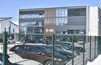 Blick auf ein Firmengebäude am Stammsitz von GK Software in Schöneck im Vogtland.